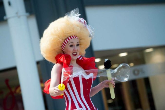 Gravitylive-Stilt-Walkers-Candy-StripeS-3.jpg