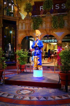 bollywood-living-statue-gravitylive-3-1.jpg