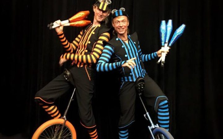 cirque-juggling-duo-thumb-2.jpg