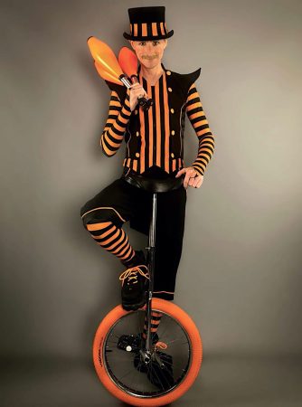cirque-unicycle-juggling-duo-2.jpg