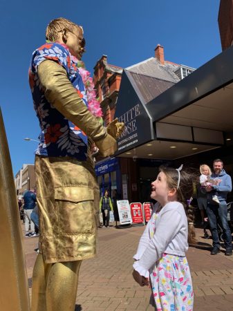 golden-surfer-living-statues-gravitylive-3-scaled-1.jpeg