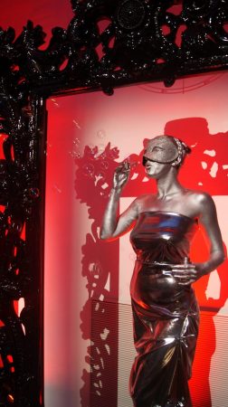 silver-living-statues-gravitylive-1-scaled-4.jpg