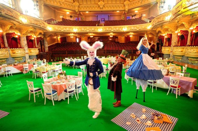 white-rabbits-stilt-walkers-gravitylive-4-scaled-1.jpg